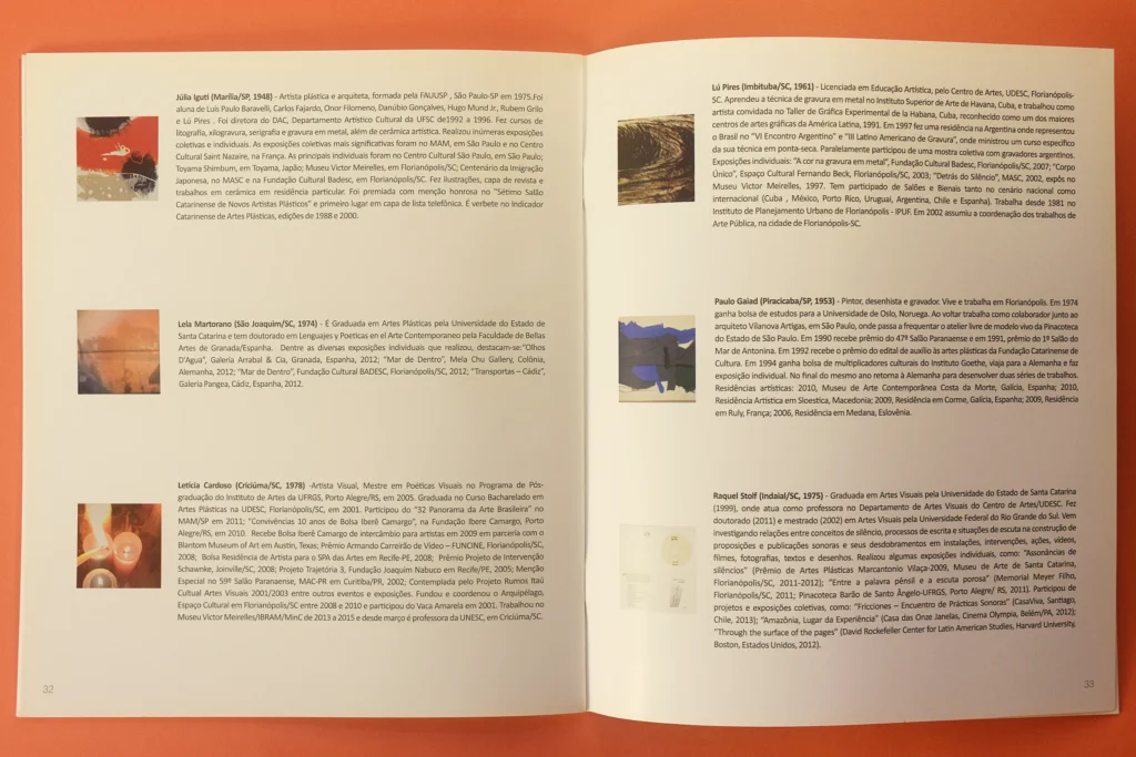 Catálogo aberto mostrando pequena biografia junto com outros cinco artistas