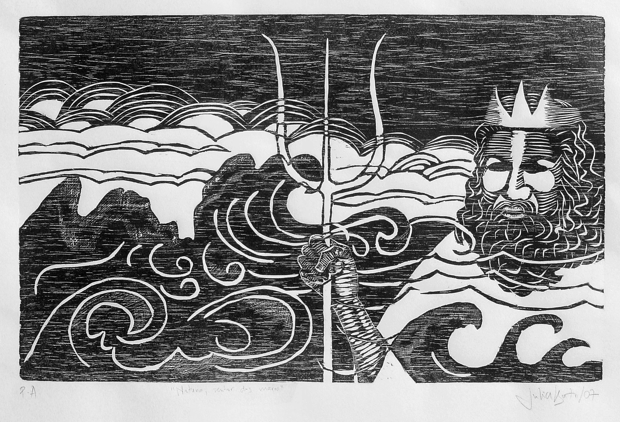 Homem de barba com coroa segurando um tridente. Ao fundo, ondas. Gravura em preto e branco de Julia Iguti
