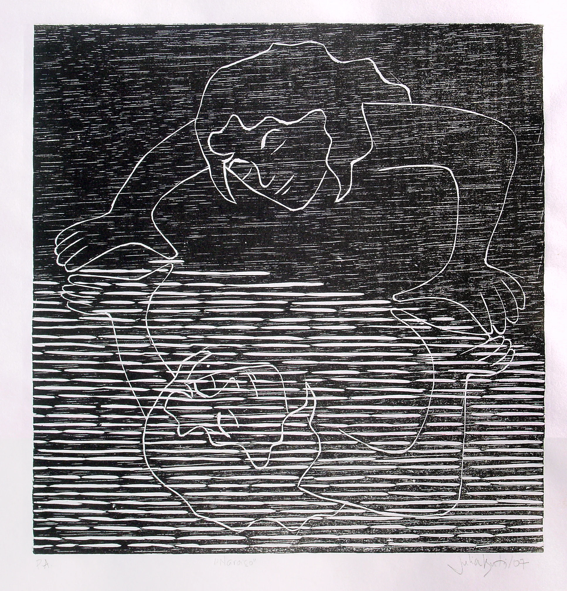 Pessoa abaixada, apoiada sobre as mãos, vê se reflexo na na água. Homem de barba com coroa segurando um tridente. Ao fundo, ondas. Gravura em preto e branco de Julia Iguti